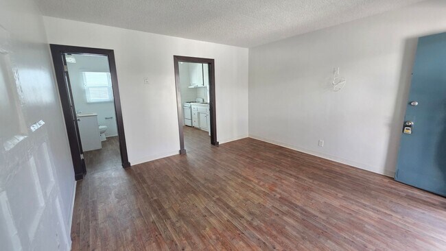 Building Photo - 2023 W Olive Ave