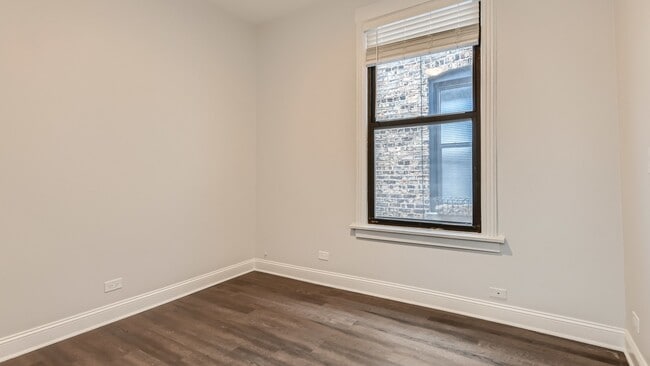 Building Photo - 4053 N Greenview Ave