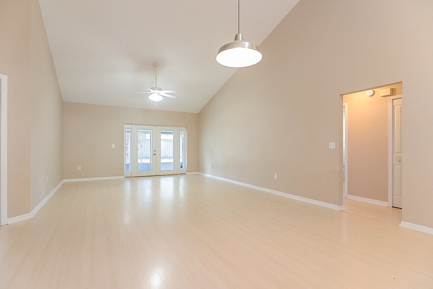 Building Photo - 28434 Meadowrush Way