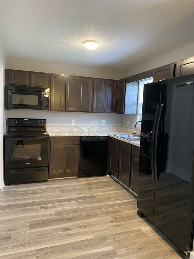 Building Photo - Newly remodeled 3 Bdr 2 Bath conveniently ...