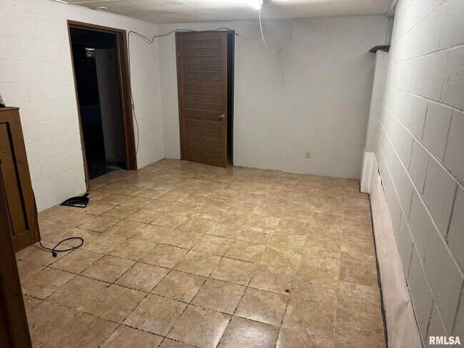 Building Photo - 3122 W Locust St