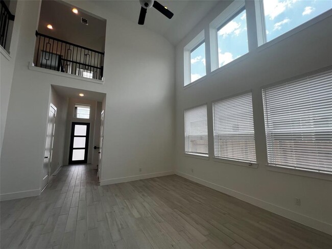 Building Photo - 10931 Cres Spg Dr