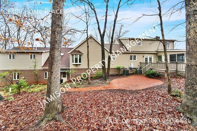 Building Photo - 1300 Home Pl