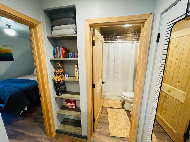 Building Photo - Fully Furnished 1 bed 1 bath unit available for short term rental - 30 day minimum