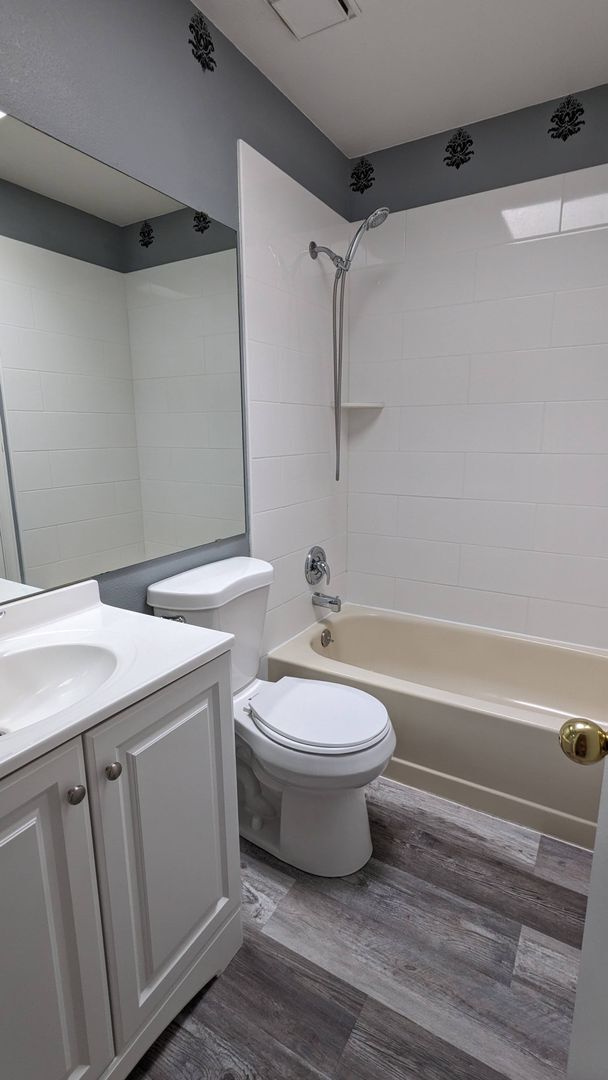 Building Photo - COZY TRI-LEVEL 3 BED/1.5 BATH WITH WOODBUR...