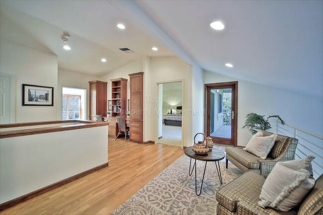 Building Photo - Luxurious 4 bed / 3.5 bath / 3,276 sqft Ho...