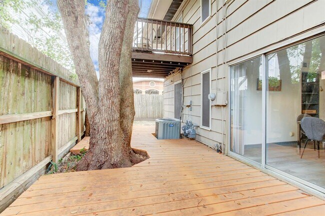 Building Photo - 4018 Blue Bonnet Blvd