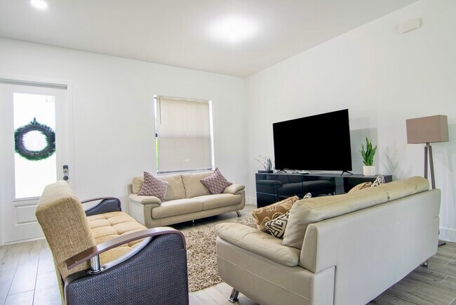 Building Photo - 15245 Brainbridge Cir