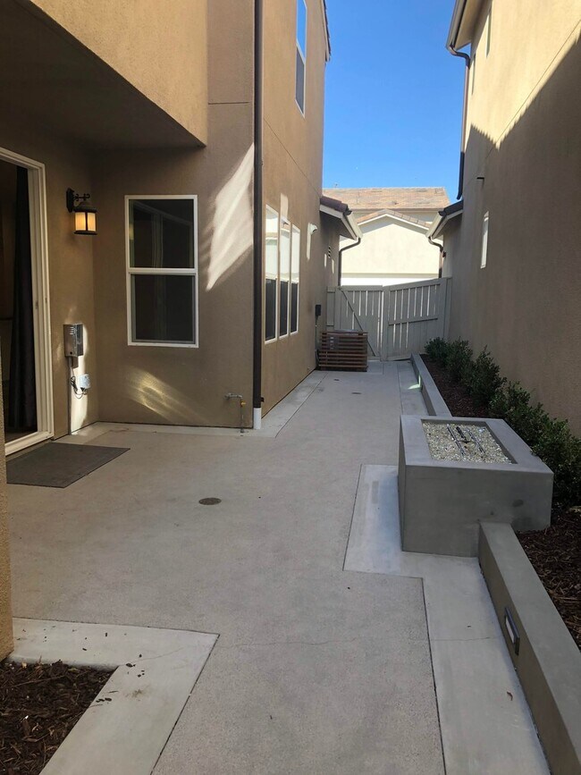 Building Photo - Beautiful 4 Bed 3 Bath Home In Harmony Gro...