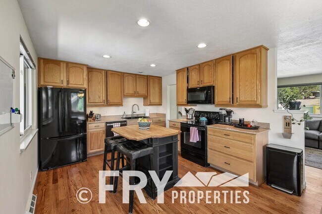 Building Photo - 6459 Brentwood St