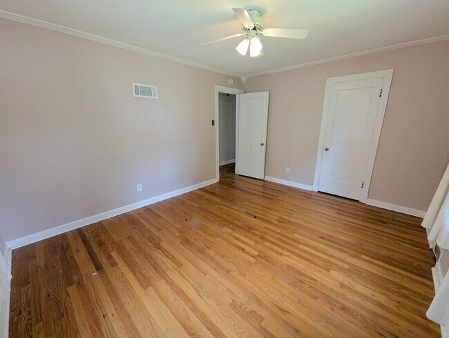 Building Photo - 8638 Henrietta Ave