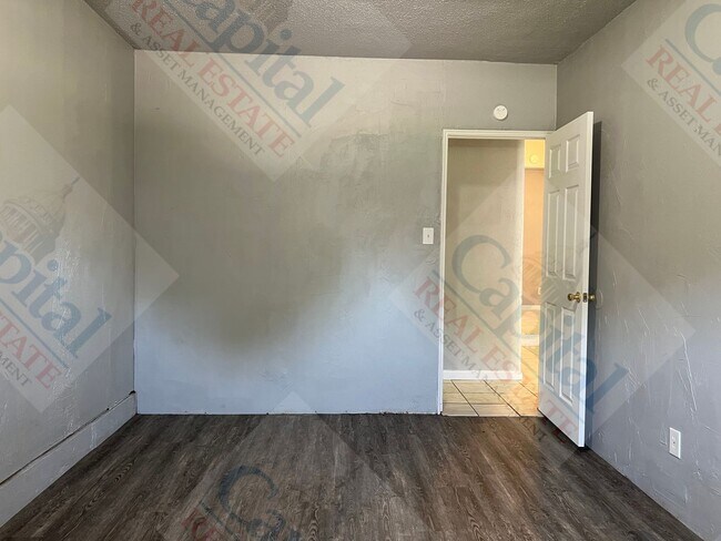 Building Photo - Large 4 Bedroom Home
