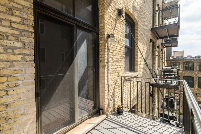 Building Photo - 239 E Chicago St