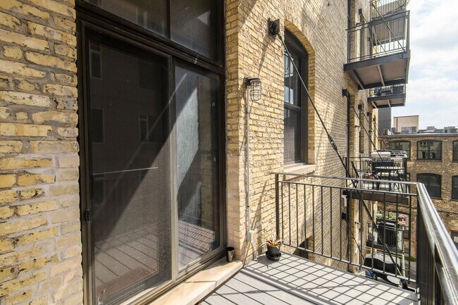 Building Photo - Luxury Milwaukee Condo for Rent