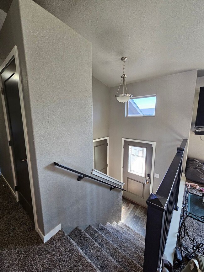 Building Photo - 3 BED | 3 BATH | SPLIT FOYER HOME | GARAGE