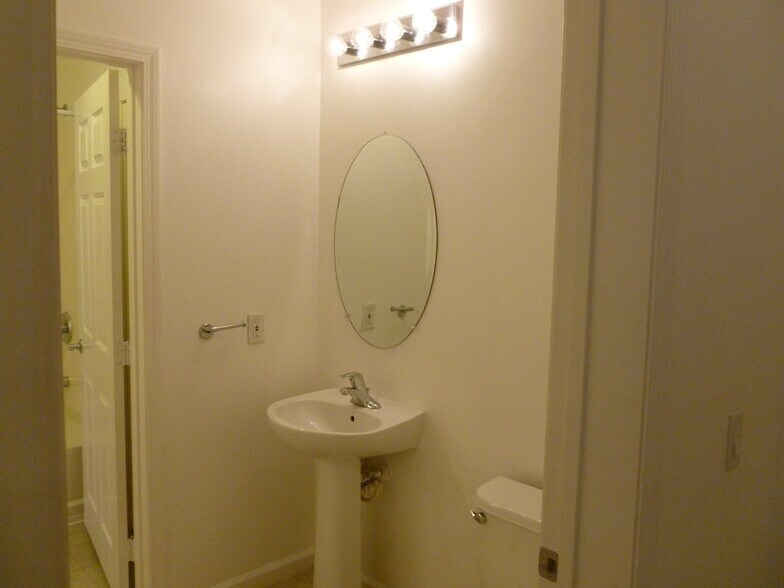 Building Photo - 23 E Agate Ave