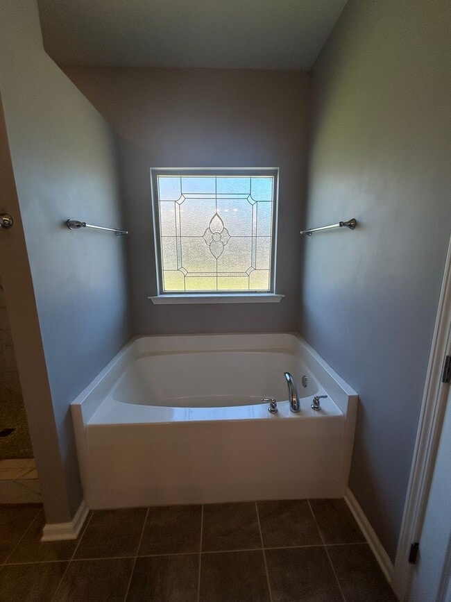 Building Photo - Spacious 4 Bedroom, 3 Bath Home with 3-Car...