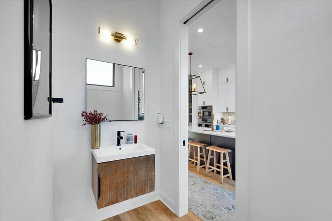 Building Photo - Stunning 3/2.5 Located on North Main Street, Downtown Greenville!