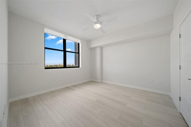 Building Photo - 555 NE 8th St
