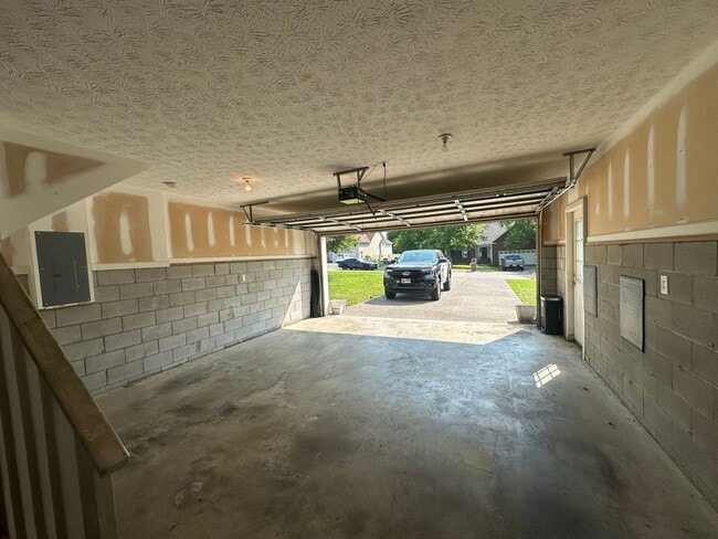 Building Photo - For Lease - 3 Bed, 2 Bath, 1850 Sqft, 0.33 acre lot
