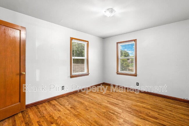 Building Photo - 910 W Orchard Ave