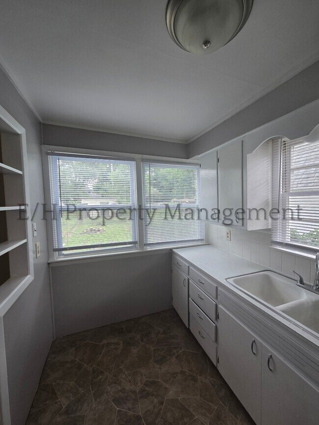 Building Photo - 212 S Meridian Ave