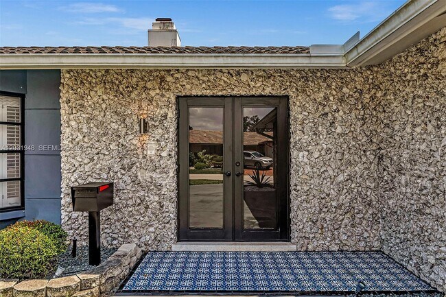 Building Photo - 5602 S Travelers Palm Ln