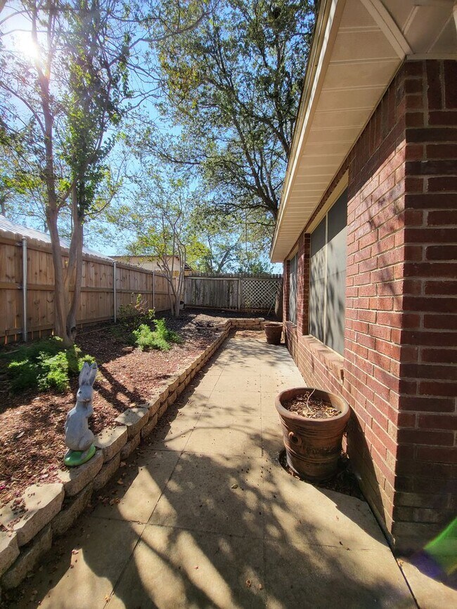 Building Photo - FOR LEASE!!