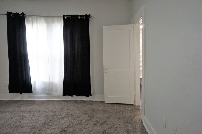 Building Photo - 2 BED 1 BATH DUPLEX MESTA PARK
