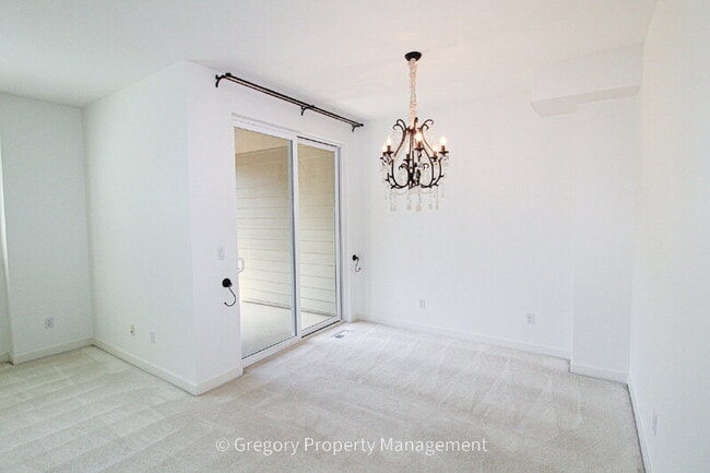 Building Photo - 13824 N Creek Dr