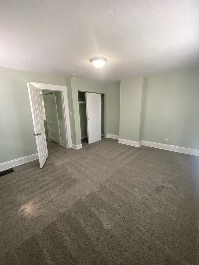 Building Photo - 461 Oakwood Ave
