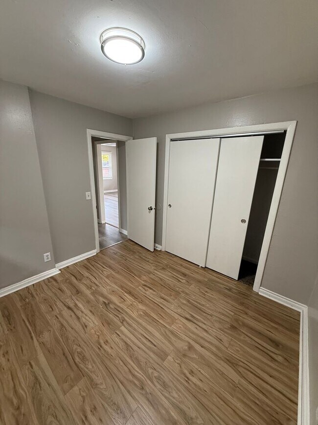 Building Photo - POL03