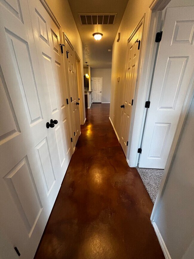 Building Photo - Move in Special!! 3BR 2BA duplex with 2 ca...