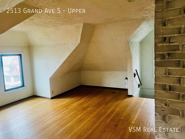 Building Photo - AVAILABLE NOW! Spacious 3 Bed, 1 Bath Uppe...