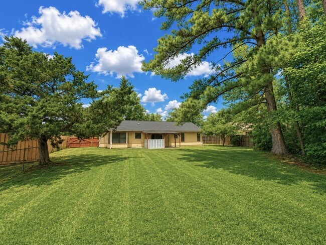 Building Photo - 603 Plantation Village Dr