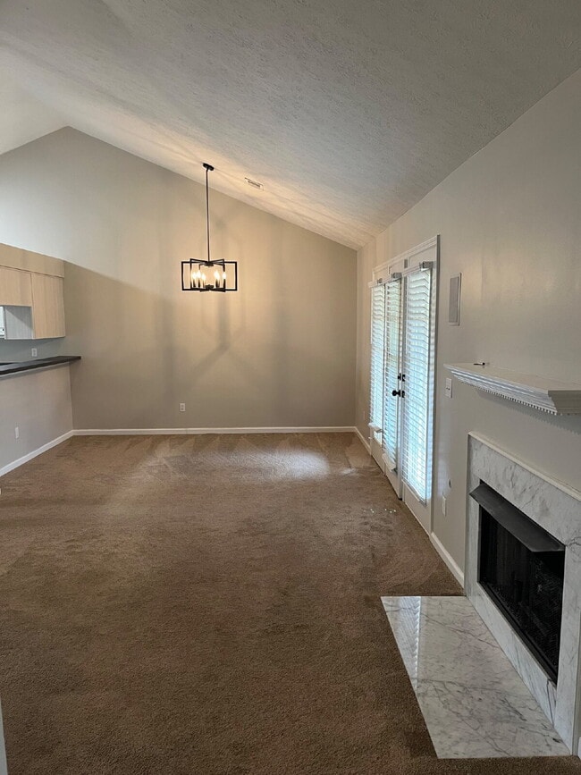 Building Photo - 135 Lake Chateau Dr