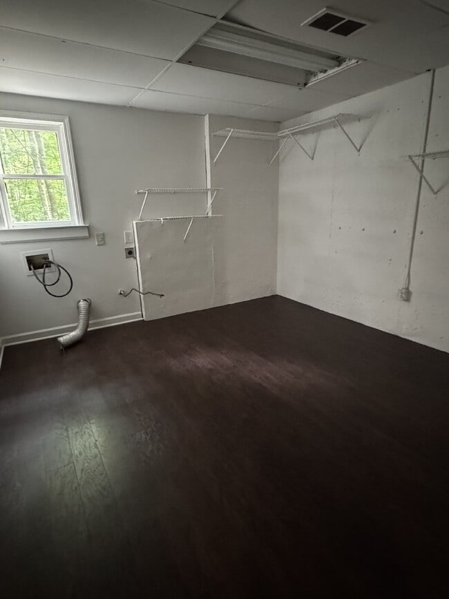Building Photo - Charming Bungalow for Rent – Quiet Retreat...