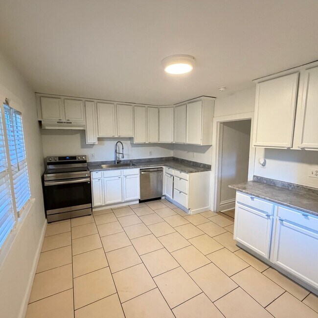 Building Photo - Large 3 bedroom home with a den!