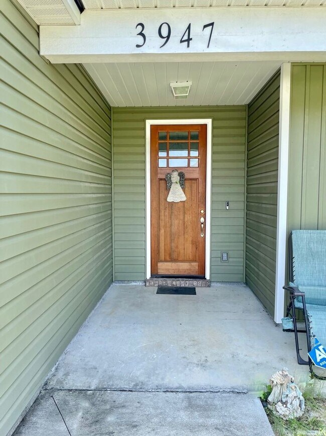 Building Photo - Modern 4BR Home with Screened Porch, Granite Kitchen & Fenced Backyard