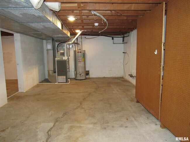 Building Photo - 233 Manor Dr