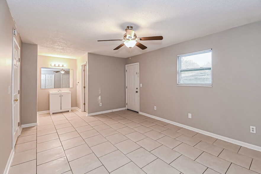 Building Photo - 9956 Somerset Grove Ln