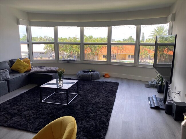 Building Photo - 3031 NE 51st St