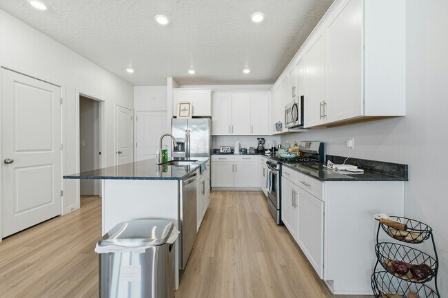 Building Photo - 7403 S Olivine River Ln