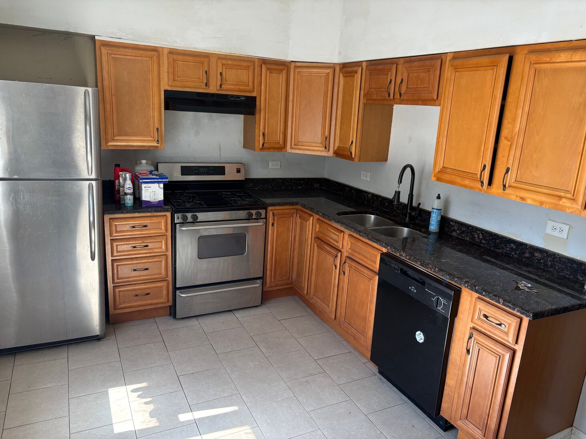 Building Photo - 1515 W Wilson Ave