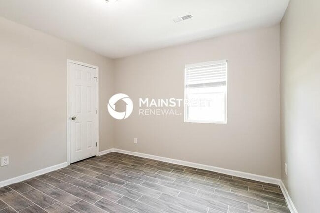 Building Photo - 3 Bedroom Pet-Friendly Home in Charlotte, NC with Main Street Renewal