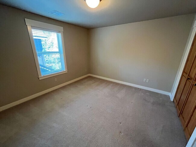 Building Photo - Landscape Maintenance Included! Spacious 3 Bed/2.5 Bath Home in SW Bend - Elder Ridge Street