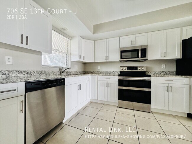Building Photo - 706 SE 13th Ct