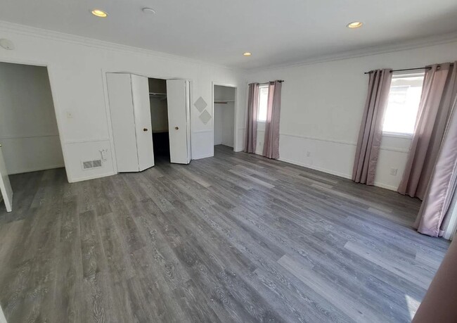 Building Photo - Spacious 2 bed + Office space, 1692sqft Ho...