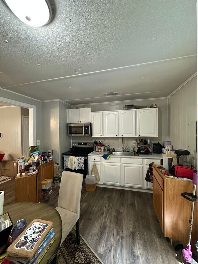 Building Photo - 4 Bedroom, 2 bathroom home near Caterpillar
