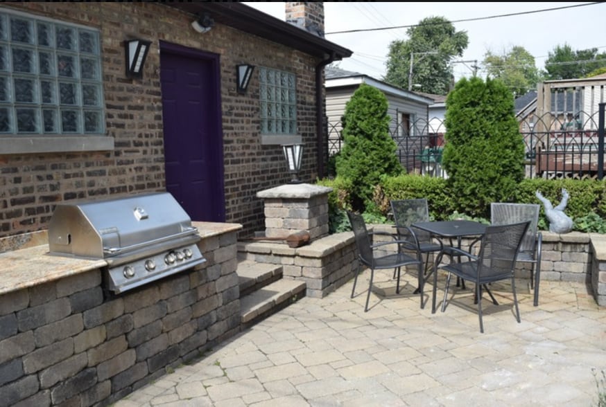 Grill and nice entertaining space - 3018 S Union Ave